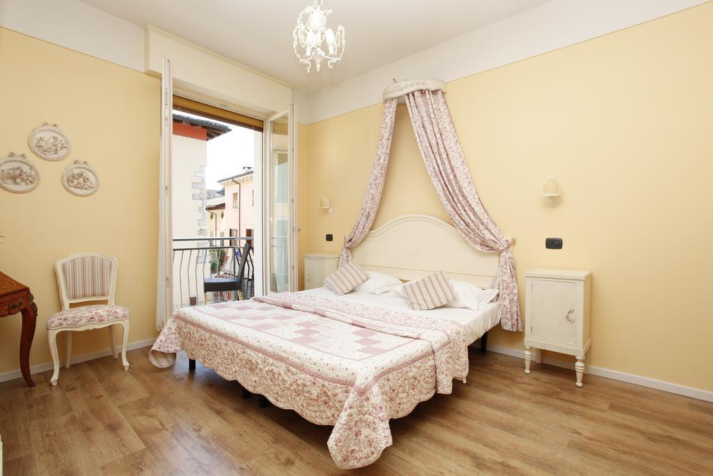 Appartamenti Piazza Umberto I Torri Del Benaco Room photo